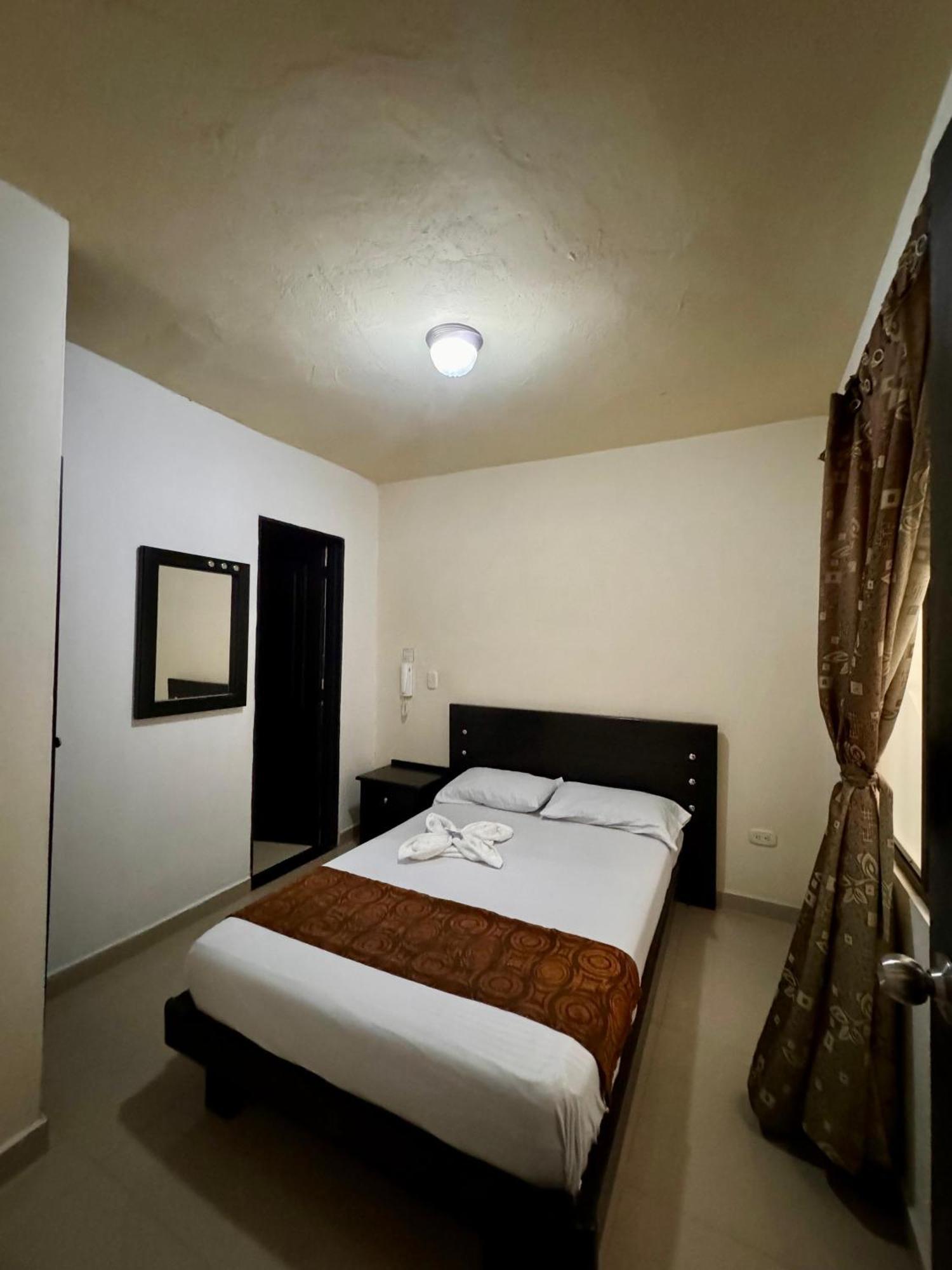 Hotel Portal Dorado Маринилья Экстерьер фото