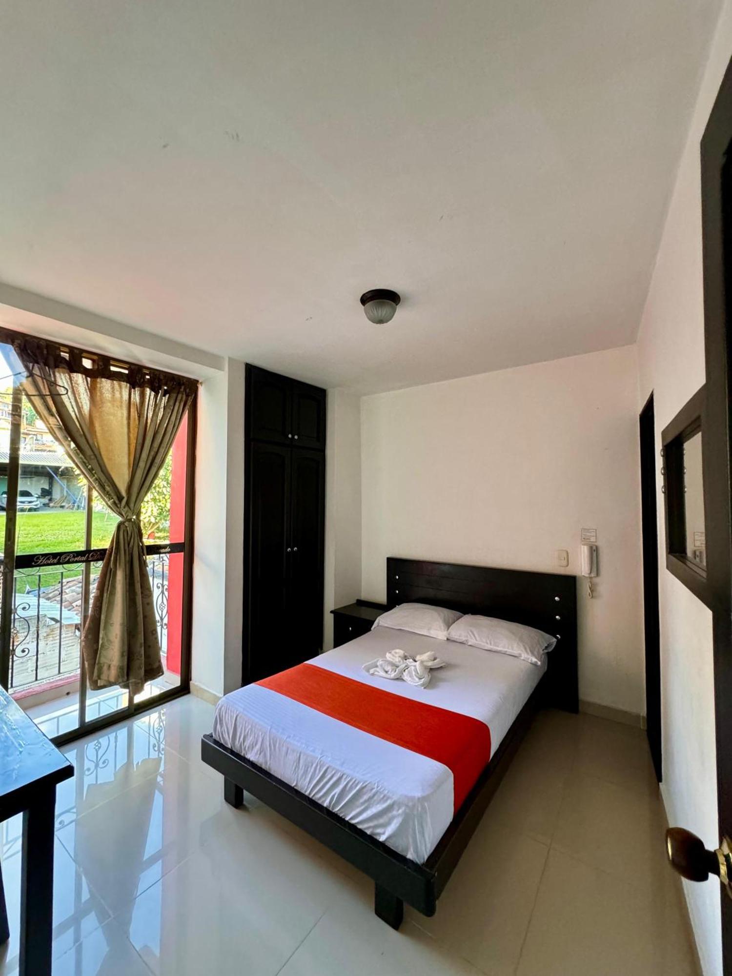 Hotel Portal Dorado Маринилья Экстерьер фото